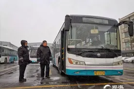 受雨雪冰冻天气影响部分路面结冰严重！青岛西海岸、胶州、即墨、平度等数条公交临时停运图片