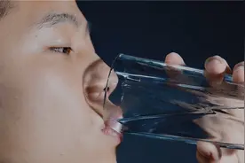 你每天喝的水是在哪里被吸收的？胃，肠，还是肾