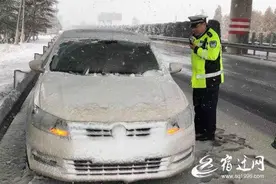 大雪中，一女子拨打110：警察同志，我的车好像快没油了……图片