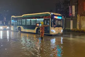 昨夜今晨寒潮中，昌平路两次水管爆裂图片