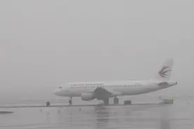 南京降雪，机场启动应对恶劣天气紧急预案视频封面