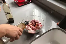 浙江女子超市买的新鲜猪肉，竟烧出白色塑料...调查结果来了图片