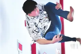 飞檐走壁 福州23岁小伙秀“轻功”成网络红人图片