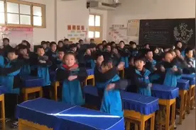 45秒丨老师带小学生跳魔性舞蹈：天冷了，增加寄宿孩子的运动量视频封面