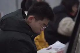 艺考生除吃饭睡觉都在画画：想冲刺清华大学视频封面