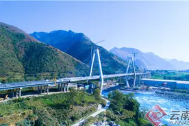 今天这条公路试通车后结束了怒江州没有高速公路的历史图片