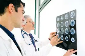 好几天心神不宁，男子一到诊室就问：“我是不是得癌了？”图片
