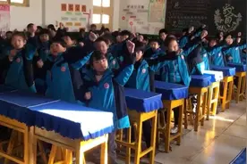 老师带小学生课间跳魔性舞蹈：增加运动量视频封面