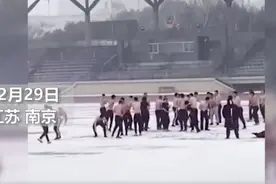 南京一高校男生雪中赤裸上身打雪仗，网友：妈妈叫你穿秋裤，你却光膀子图片