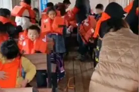考证成为专业客船驾驶员，湖北3名老师每天开船摆渡接送学生视频封面