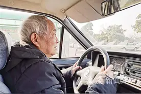 安庆首位学车老人“学业”进展如何？顺利通过科目一考试 已着手练车图片