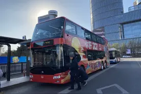 你看见杭州的新双层巴士了吗？今天它开进了市中心图片