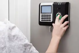 “指纹膜打卡”但愿是个别现象图片