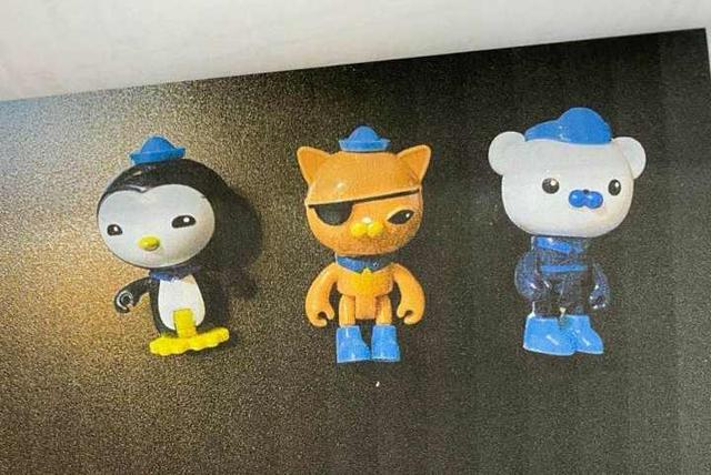 蛋糕上摆了几个“海底小纵队”装饰玩偶，宁波一家蛋糕店吃了官司