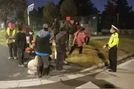 “缩骨功”再现？6座假“货拉拉”竟然挤满18个人图片