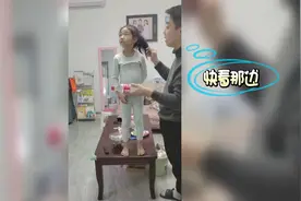 40秒丨“声东击西”法！爸爸用这招给女儿成功拔掉牙