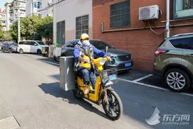 为老人送上一碗“热乎饭”，助餐员也是2020年的逆行者图片