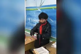 53秒｜德云社编外弟子？小学生教室表演单口相声逗笑全场视频封面