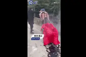 结婚还是结仇？贵州男子结婚遭“婚闹”，赤裸上身拉车还被泼墨汁图片