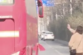 儿子离家去当消防员，母亲追着大巴送别视频封面