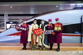 复兴号CR300AF动车组将陆续上线贵州图片