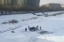 阿城一辆车掉进冰窟窿，已被打捞上岸图片