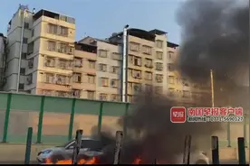 突发！南宁市清厢快速路5车追尾，其中一小车发生自燃图片