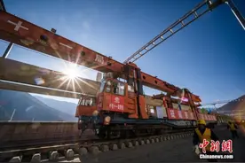 藏东南将通铁路 川藏铁路拉萨至林芝段铺轨完成图片