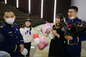 2020年最后一天，潍坊女孩向消防员男友求婚图片