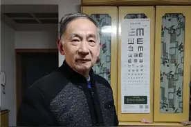 83岁大伯清晨晕倒在朝晖菜场门口，76岁包高兴一顿按压、吹气，救回来了图片