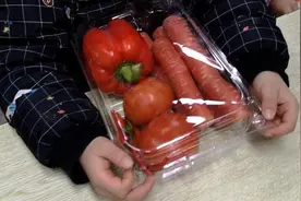 成都一小学给学生发红色蔬菜做新年礼物：寓意红红火火视频封面