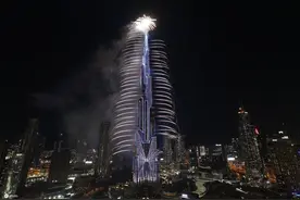 美爆了！迪拜哈利法塔举行跨年烟花灯光秀图片