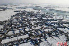 雾凇城里“雾凇村”：新年雾凇迎客忙图片