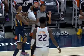 这……克拉克森抢断之后追球心切推开裁判 被吹罚技术犯规图片