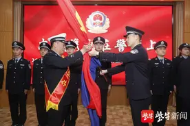 感动！18名退休民警卸下战衣，11名新警光荣入职图片