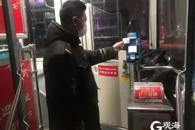 青岛60岁以上老人今起免费坐公交地铁图片