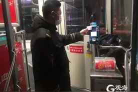 青岛60岁以上老人今起免费坐公交地铁图片