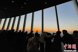 太阳照常升起“中国第一高楼”迎新年第一缕曙光图片