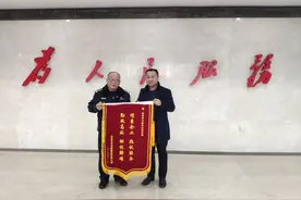 川渝两地警方合作 将自贡企业库存剧毒化学品运送重庆处理消除隐患图片