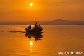 新年第一缕阳光｜威海一轮红日遥挂天际，海面上映着初日的光辉图片