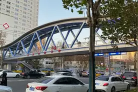 98秒丨武汉一天桥刻满援鄂医疗队队名 7旬老人路过流泪鞠躬 山东籍大学生专程来看：很自豪图片