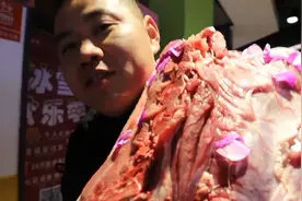 61秒丨没力气真拿不走！男子跨年晚会中奖半头猪图片