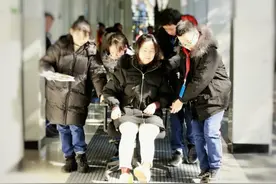 杭州这个被学生推着上课的女老师，火了！背后故事暖哭……图片