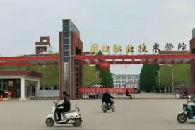 河南多所高校紧急通知：放假取消图片