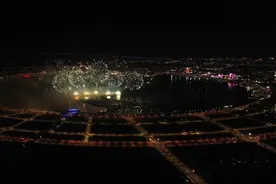 璀璨烟花映湖面，上海临港自贸区举行新年烟花秀视频封面