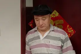 乡村爱情：宋晓峰大半夜给媳妇洗袜子，正准备亲亲，老丈人进来了视频封面