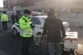 骑电动车不带头盔不安号牌都属于违法行为图片
