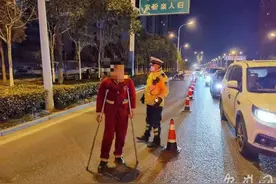 合肥交警夜查酒驾，这些酒司机被逮：有拄着双拐的、还有准新娘图片