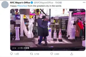 告诫民众不要外出后，纽约市长和妻子在时代广场跨年图片