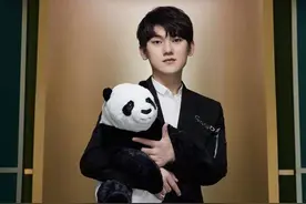 LPL全明星周末对决日比赛前 LPL Cares参与大熊猫守护图片